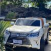 Дитячий двомісний повнопривідний електромобіль Bambi Lexus LX 570 (MP4) з ручкою для транспортування, білий