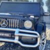 Дитячий двомісний повнопривідний електромобіль Bambi Mercedes AMG G63 (MP3) з ручкою для транспортування та автофарбуванням, чорний