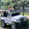 Дитячий двомісний повнопривідний електромобіль Bambi Toyota Land Cruiser (MP3) з ручкою для транспортування та багажником, білий