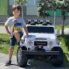 Дитячий двомісний повнопривідний електромобіль Bambi Toyota Land Cruiser (MP3) з ручкою для транспортування та багажником, білий