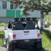Дитячий двомісний повнопривідний електромобіль Bambi Toyota Land Cruiser (MP3) з ручкою для транспортування та багажником, білий