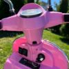 Дитячий електромотоцикл Bambi Vespa (MP3) з багажником та додатковими коліщадками, рожевий