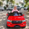 Дитячий електромобіль Toyota Land Cruiser з ручкою+коліщатками для транспортування та рухливим капотом, червоний