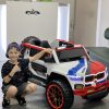Дитячий двомісний повнопривідний електромобіль BMW Motorsport Series з ручкою для транспортування, білий