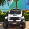 Дитячий повнопривідний електромобіль Bambi Jeep Rubicon (MP3) з багажником, ручкою для транспортування та рухливим капотом, білий