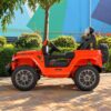 Дитячий повнопривідний електромобіль Bambi Jeep Rubicon (MP3) з багажником, ручкою для транспортування та рухливим капотом, помаранчевий