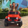 Дитячий повнопривідний електромобіль Bambi Jeep Rubicon (MP3) з багажником, ручкою для транспортування та рухливим капотом, помаранчевий