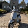 Дитячий електроскутер з додатковими колыщатками та мёяким сидынням, сіро-зелений