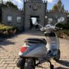 Дитячий електроскутер з додатковими колыщатками та мёяким сидынням, сіро-зелений