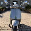 Дитячий електроскутер з додатковими колыщатками та мёяким сидынням, сіро-зелений