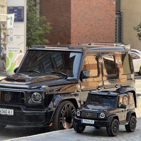 Дитячий двомісний повнопривідний електромобіль Mercedes G63 з автофарбуванням, до 80 кг, чорний