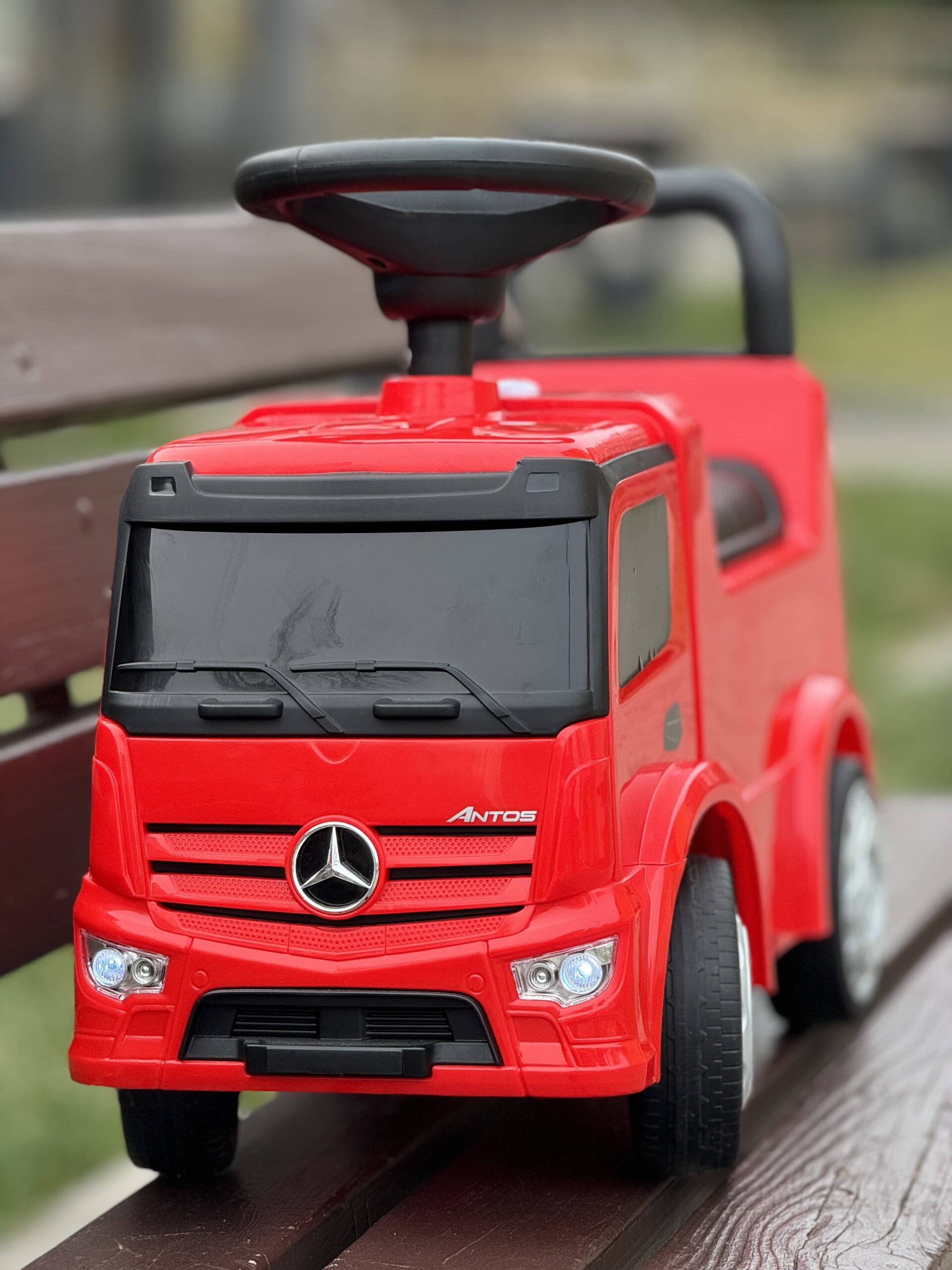 Дитячий толокар Bambi Mercedes Antos Truck Power з багажником та ручкою для транспортування, червоний