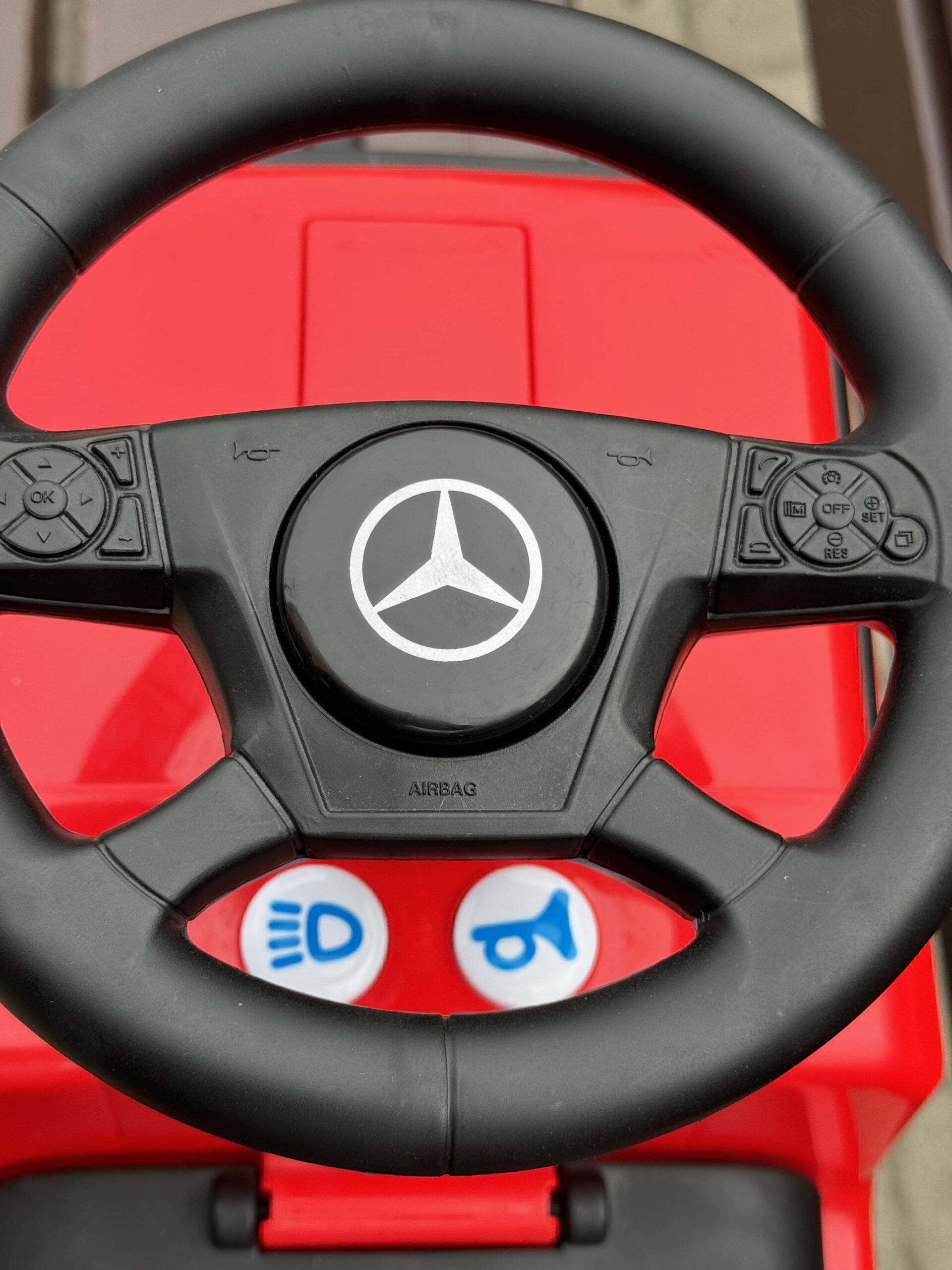 Дитячий толокар Bambi Mercedes Antos Truck Power з багажником та ручкою для транспортування, червоний