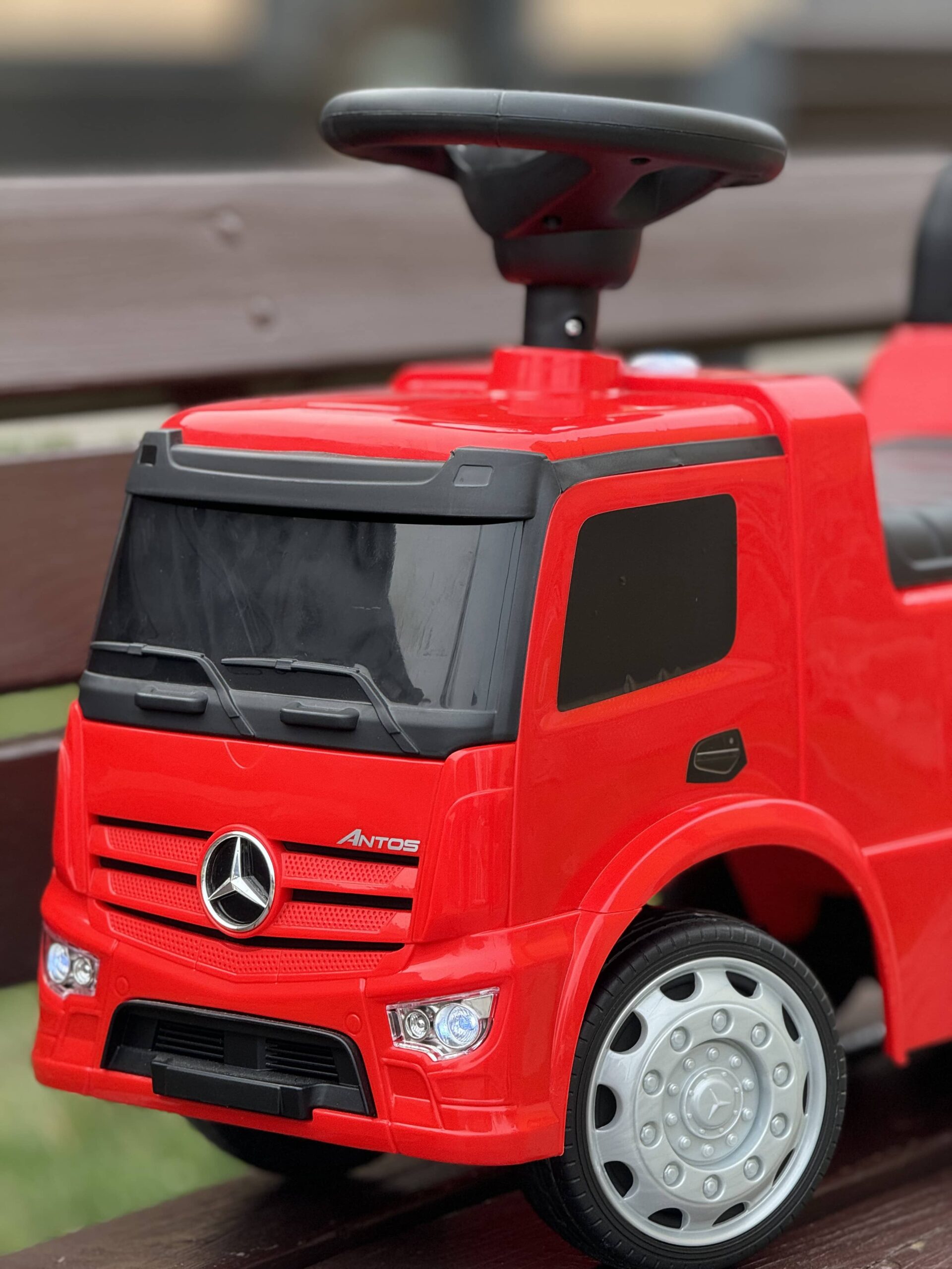 Дитячий толокар Bambi Mercedes Antos Truck Power з багажником та ручкою для транспортування, червоний