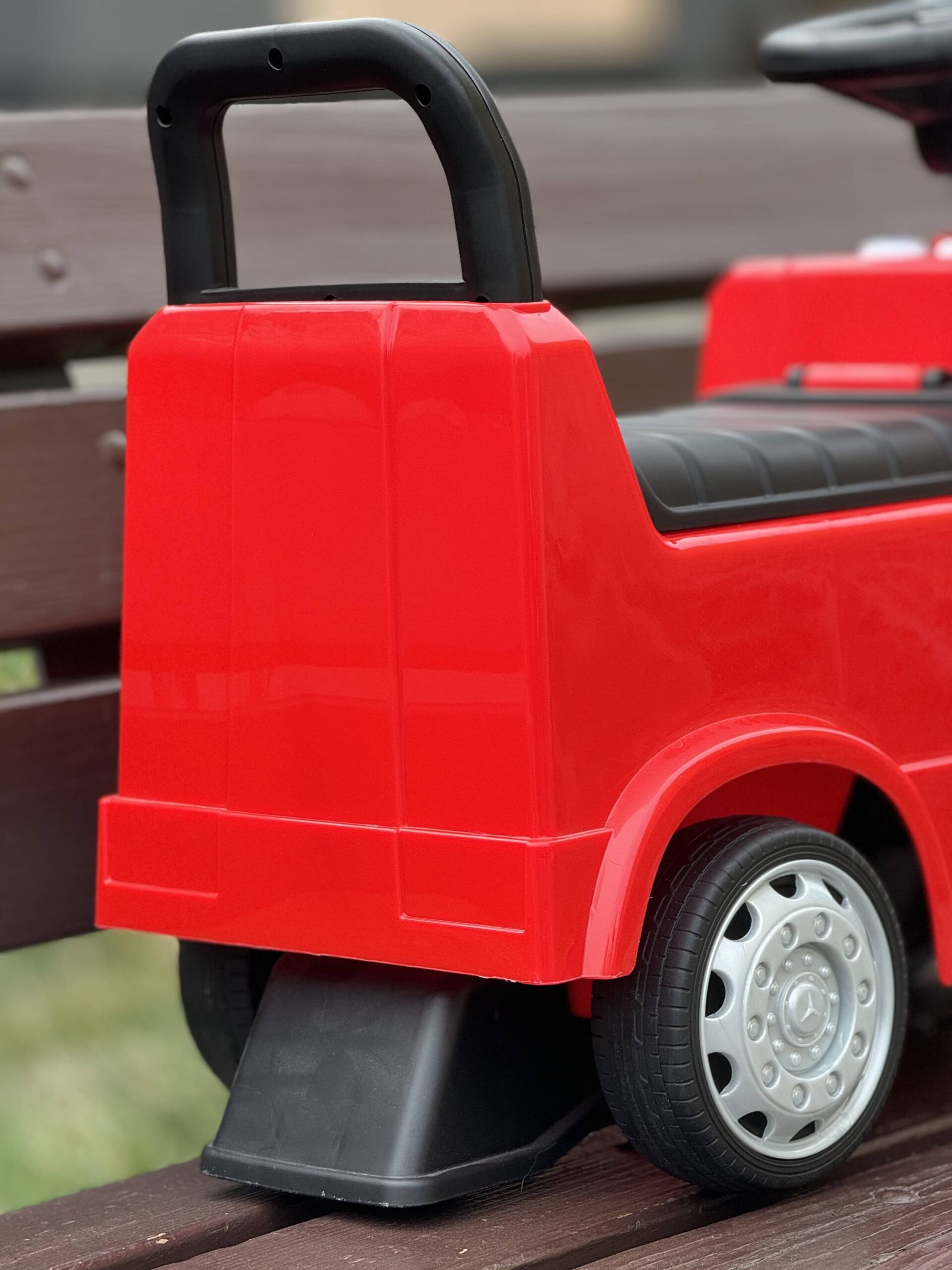 Дитячий толокар Bambi Mercedes Antos Truck Power з багажником та ручкою для транспортування, червоний