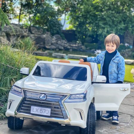 Дитячий двомісний повнопривідний електромобіль Bambi Lexus LX 570 (MP4) з ручкою для транспортування, білий