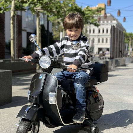 Детский электромотоцикл Bambi Vespa (MP3) с багажником и дополнительными колесиками, черный