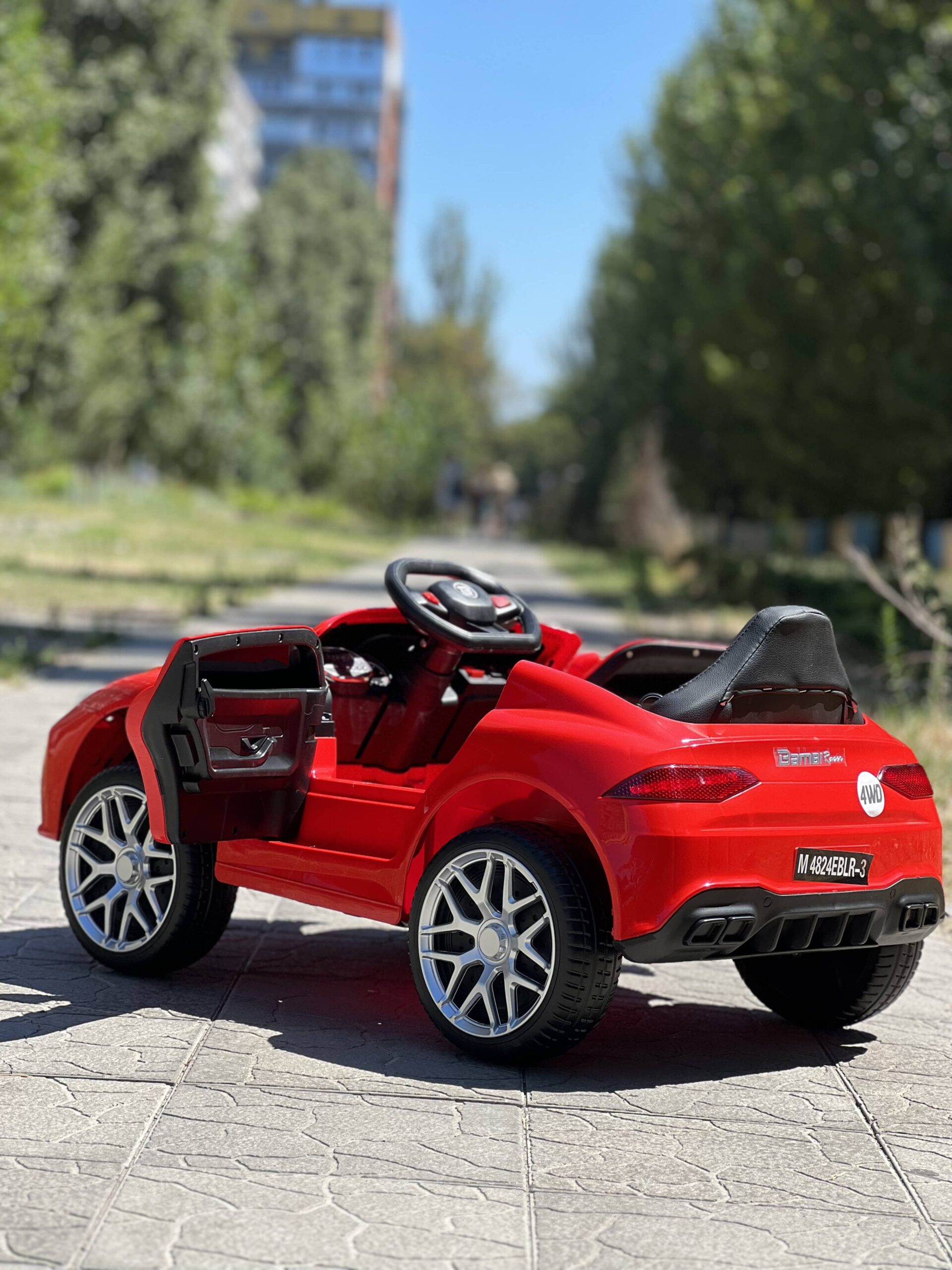 Детский полноприводный электромобиль Bambi Lexus, красный, красный