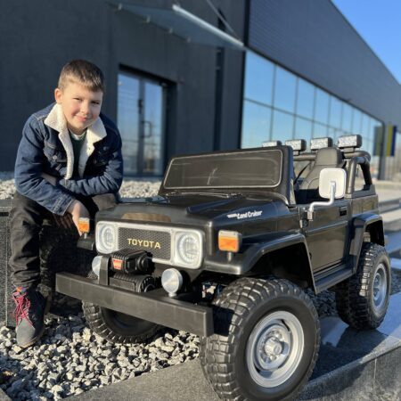 Детский двухместный полноприводный электромобиль Bambi Toyota Land Cruiser (MP3) с ручкой для транспортировки и багажником, черный
