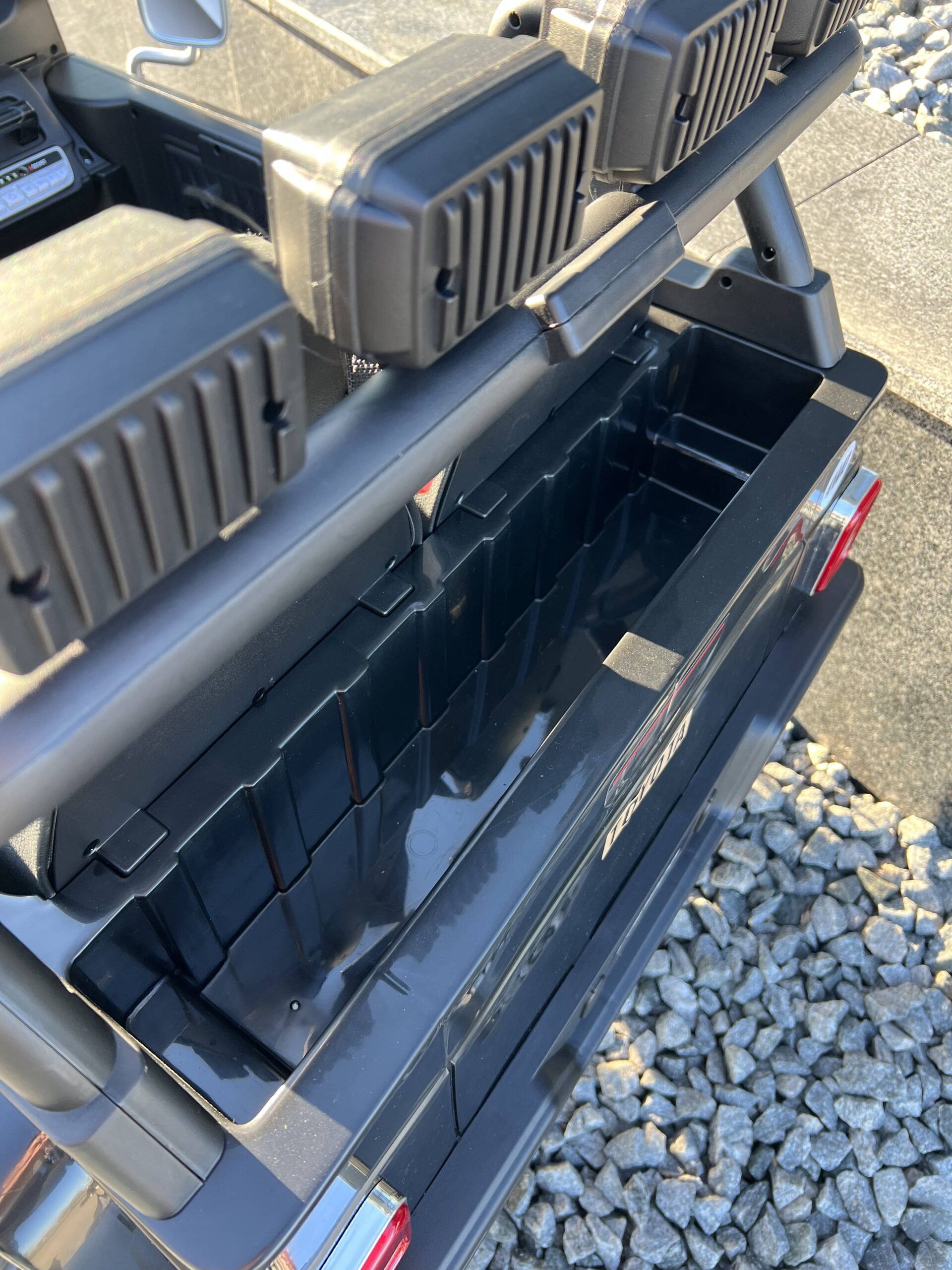 Детский двухместный полноприводный электромобиль Bambi Toyota Land Cruiser (MP3) с ручкой для транспортировки и багажником, черный