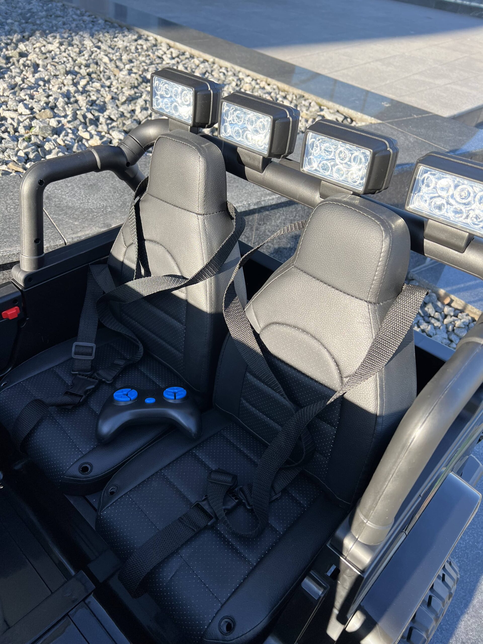 Детский двухместный полноприводный электромобиль Bambi Toyota Land Cruiser (MP3) с ручкой для транспортировки и багажником, черный