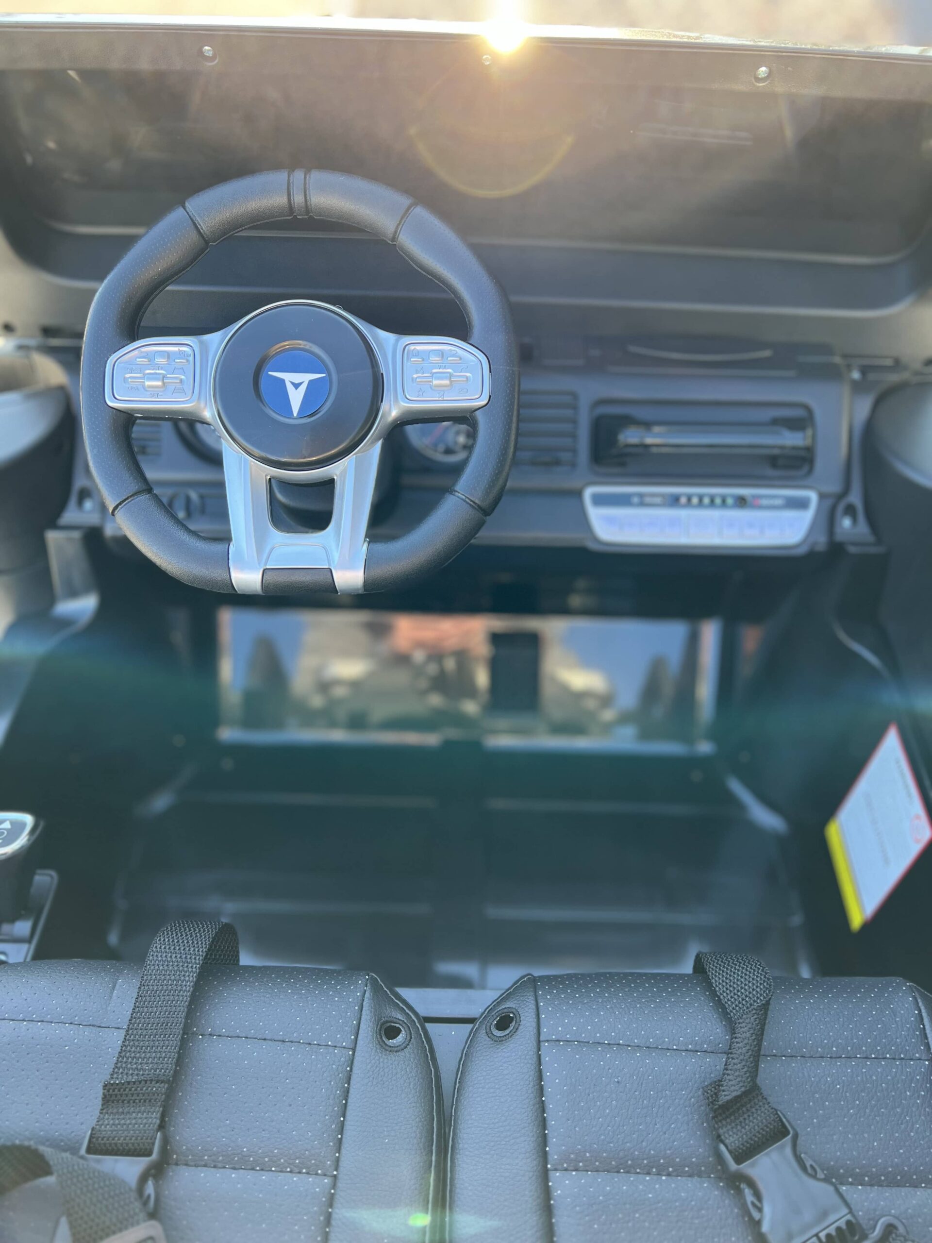 Детский двухместный полноприводный электромобиль Bambi Toyota Land Cruiser (MP3) с ручкой для транспортировки и багажником, черный