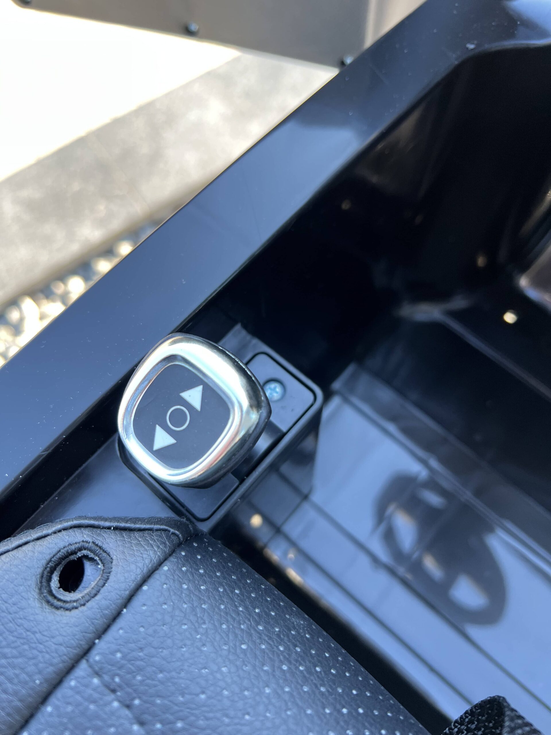 Детский двухместный полноприводный электромобиль Bambi Toyota Land Cruiser (MP3) с ручкой для транспортировки и багажником, черный