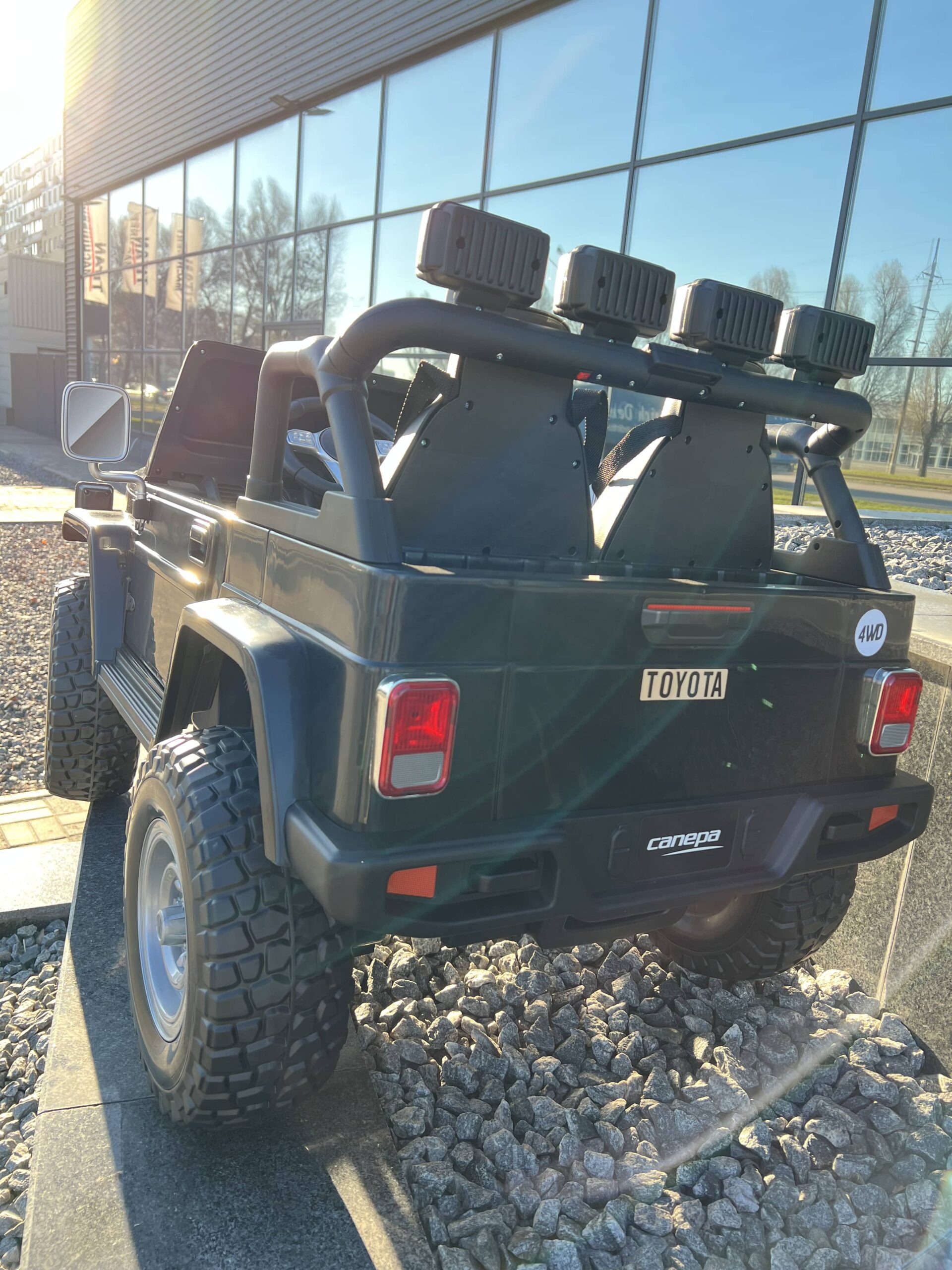 Детский двухместный полноприводный электромобиль Bambi Toyota Land Cruiser (MP3) с ручкой для транспортировки и багажником, черный