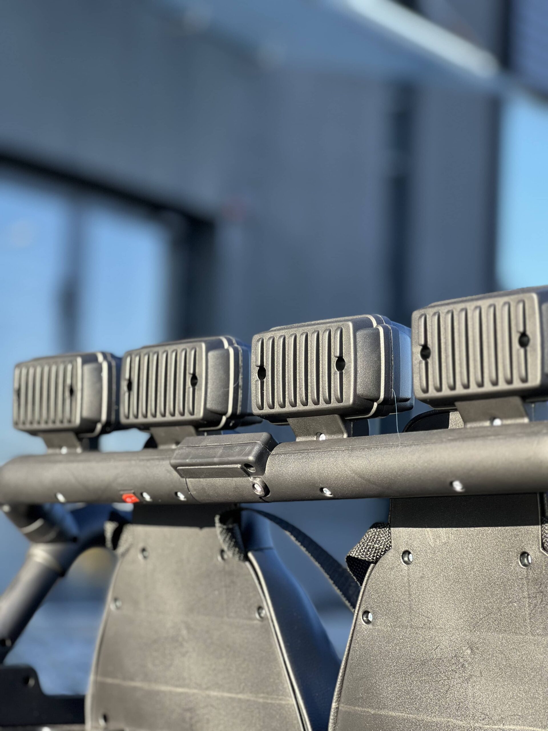 Детский двухместный полноприводный электромобиль Bambi Toyota Land Cruiser (MP3) с ручкой для транспортировки и багажником, черный