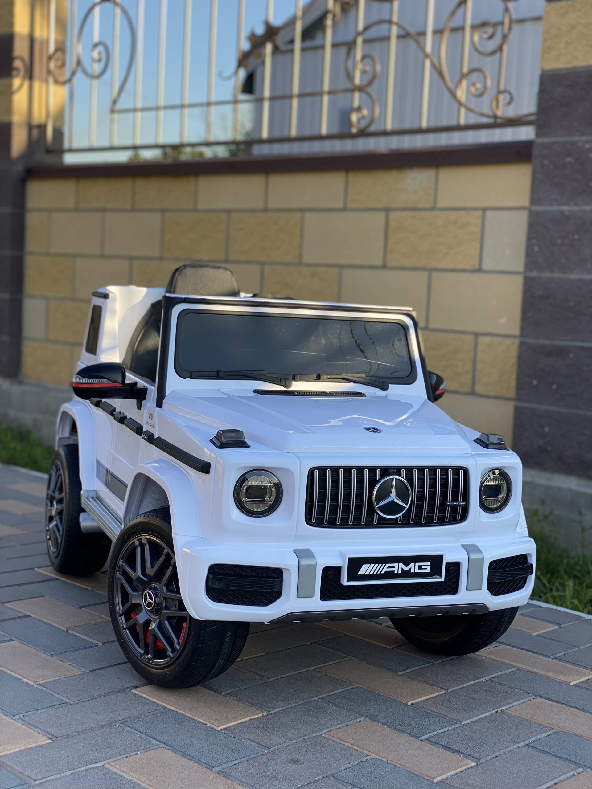 Дитячий електромобіль Bambi Mercedes G63 AMG (MP3) з ручкою для транспортування, білий