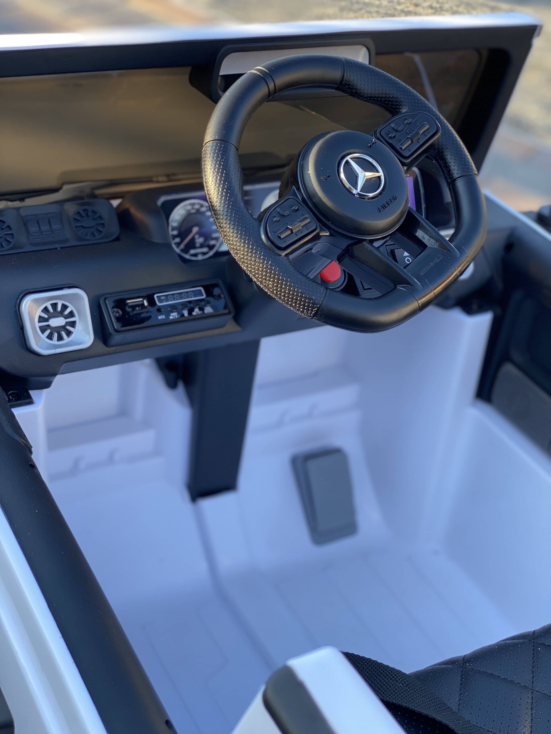 Дитячий електромобіль Bambi Mercedes G63 AMG (MP3) з ручкою для транспортування, білий