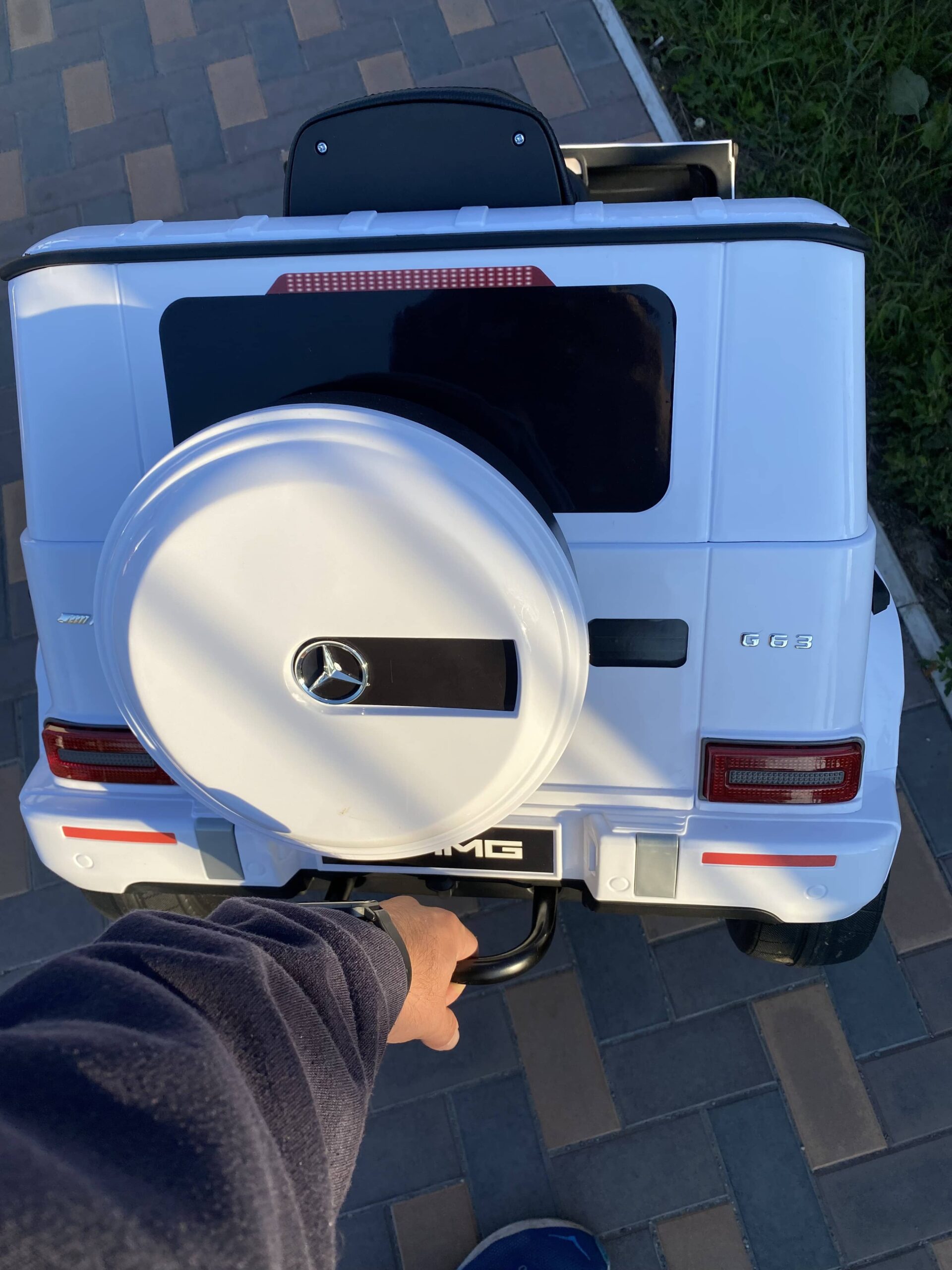 Дитячий електромобіль Bambi Mercedes G63 AMG (MP3) з ручкою для транспортування, білий