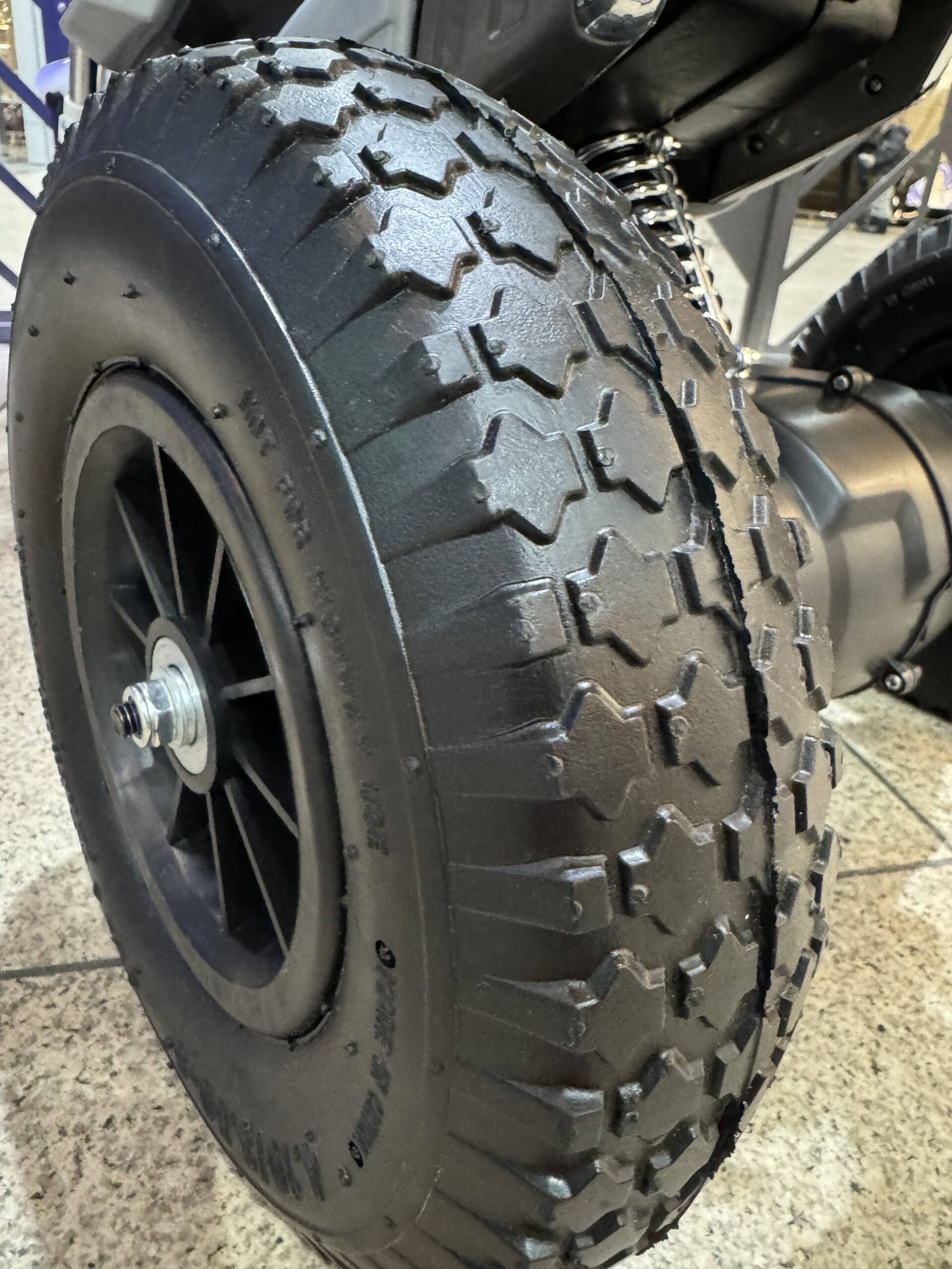 Детский электромотоцикл Bambi BMW R nineT Pure NEW (MP3) трехколесный с резиновыми колесами, белый