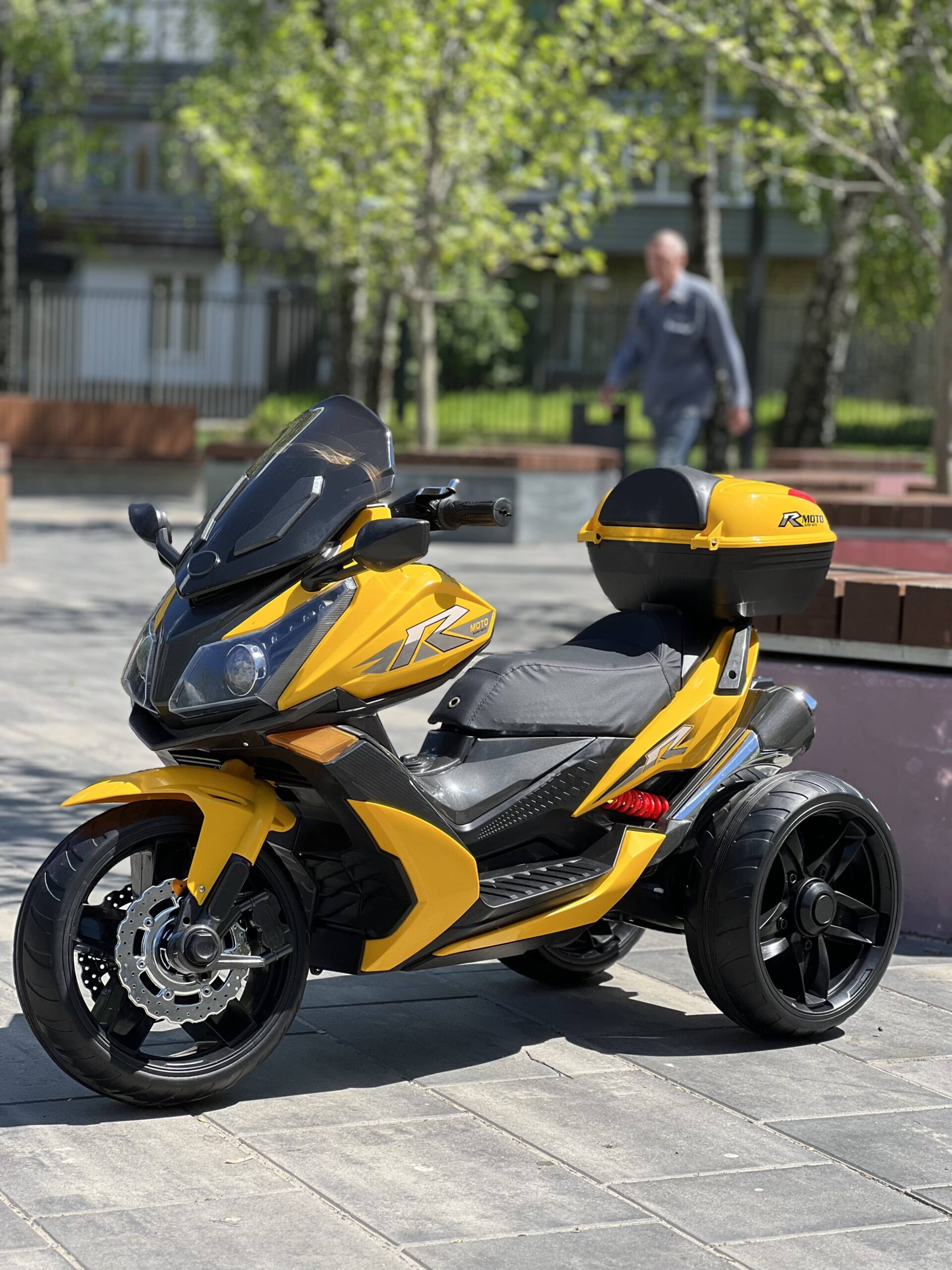 Дитячий триколісний електромотоцикл Bambi BMW R (MP3) з багажником, жовтий