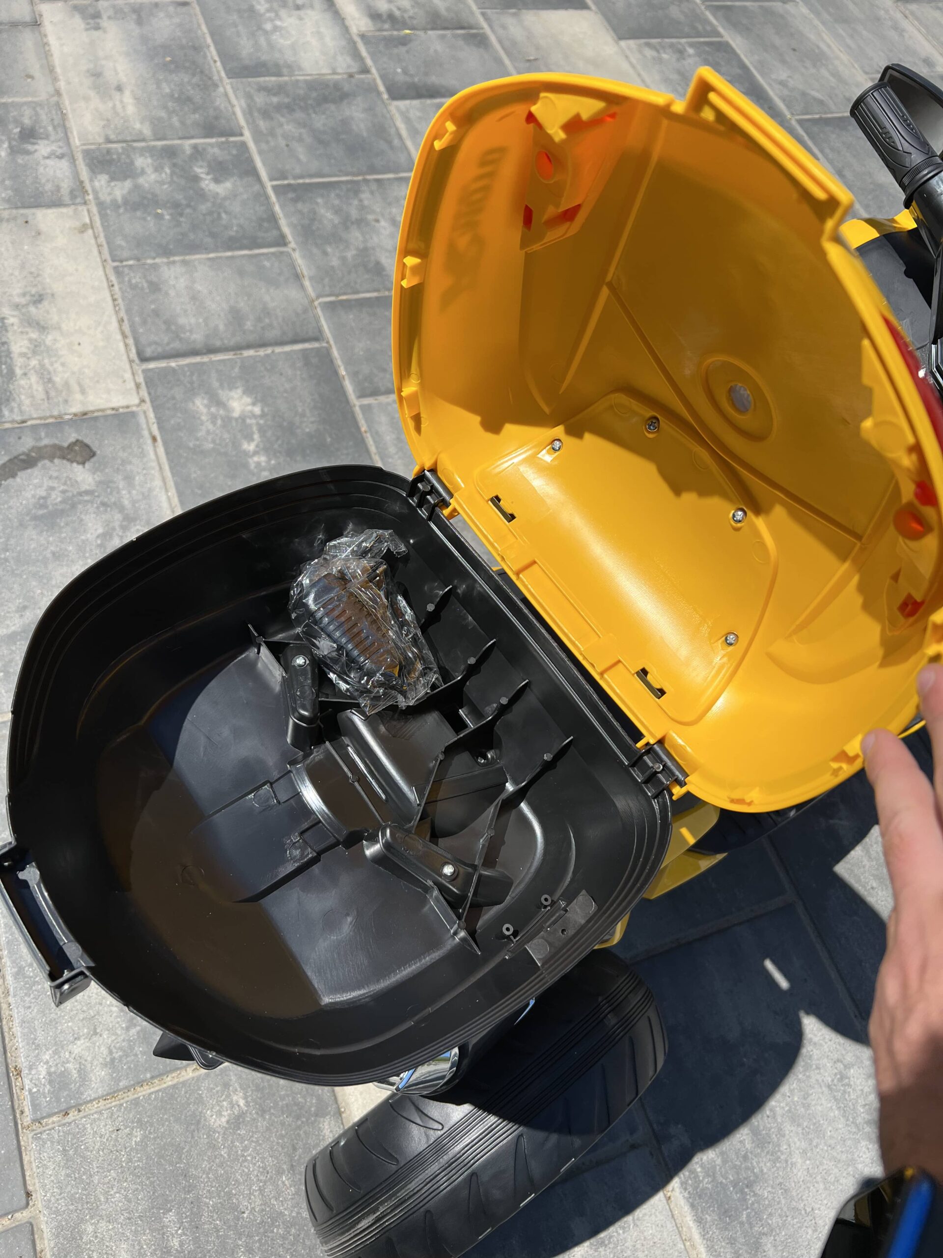 Дитячий триколісний електромотоцикл Bambi BMW R (MP3) з багажником, жовтий