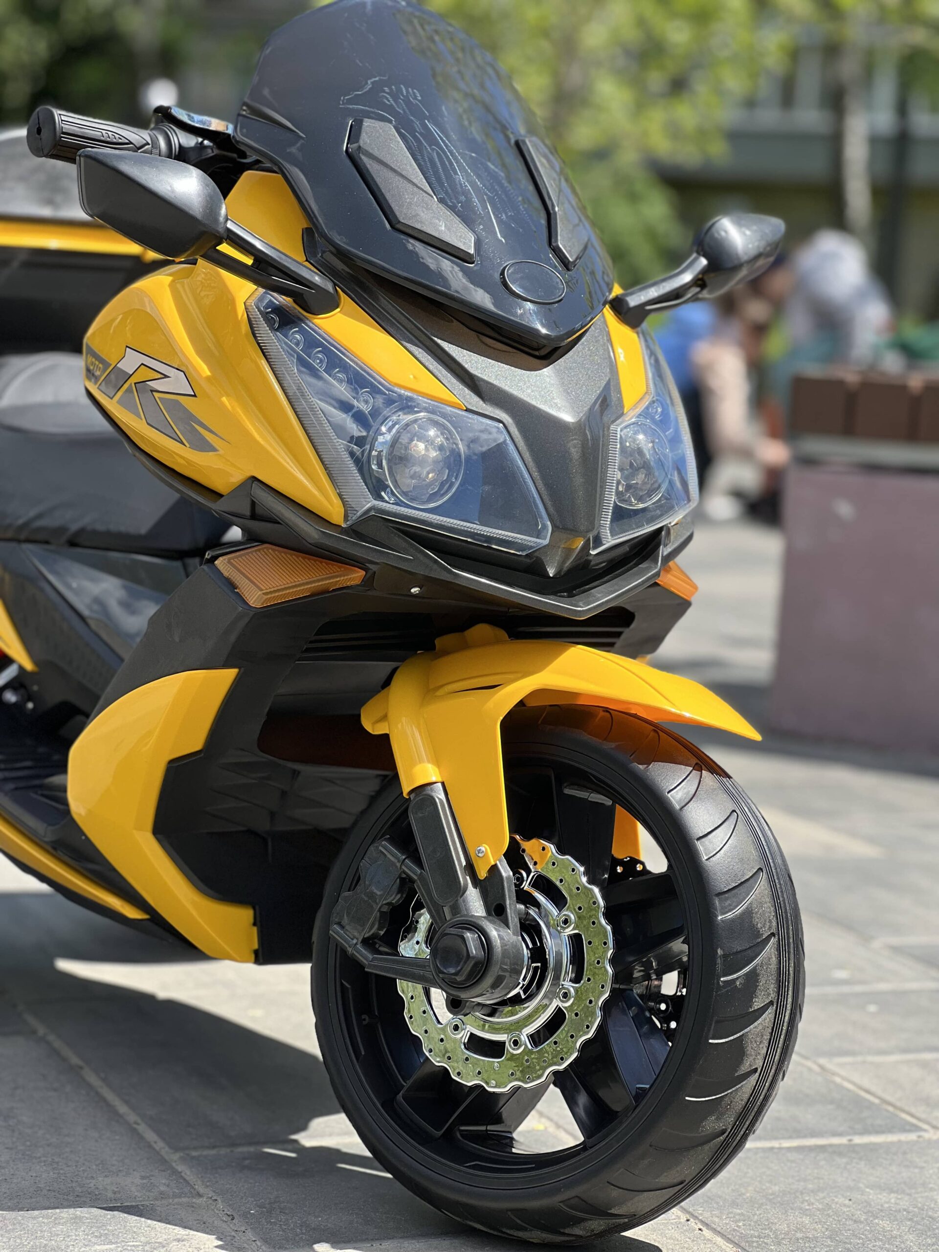 Дитячий триколісний електромотоцикл Bambi BMW R (MP3) з багажником, жовтий