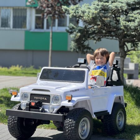 Дитячий двомісний повнопривідний електромобіль Bambi Toyota Land Cruiser (MP3) з ручкою для транспортування та багажником, білий