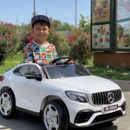 Дитячий повнопривідний електромобіль Bambi Mercedes Biturbo Sport (MP3) з ручкою для транспортування, білий