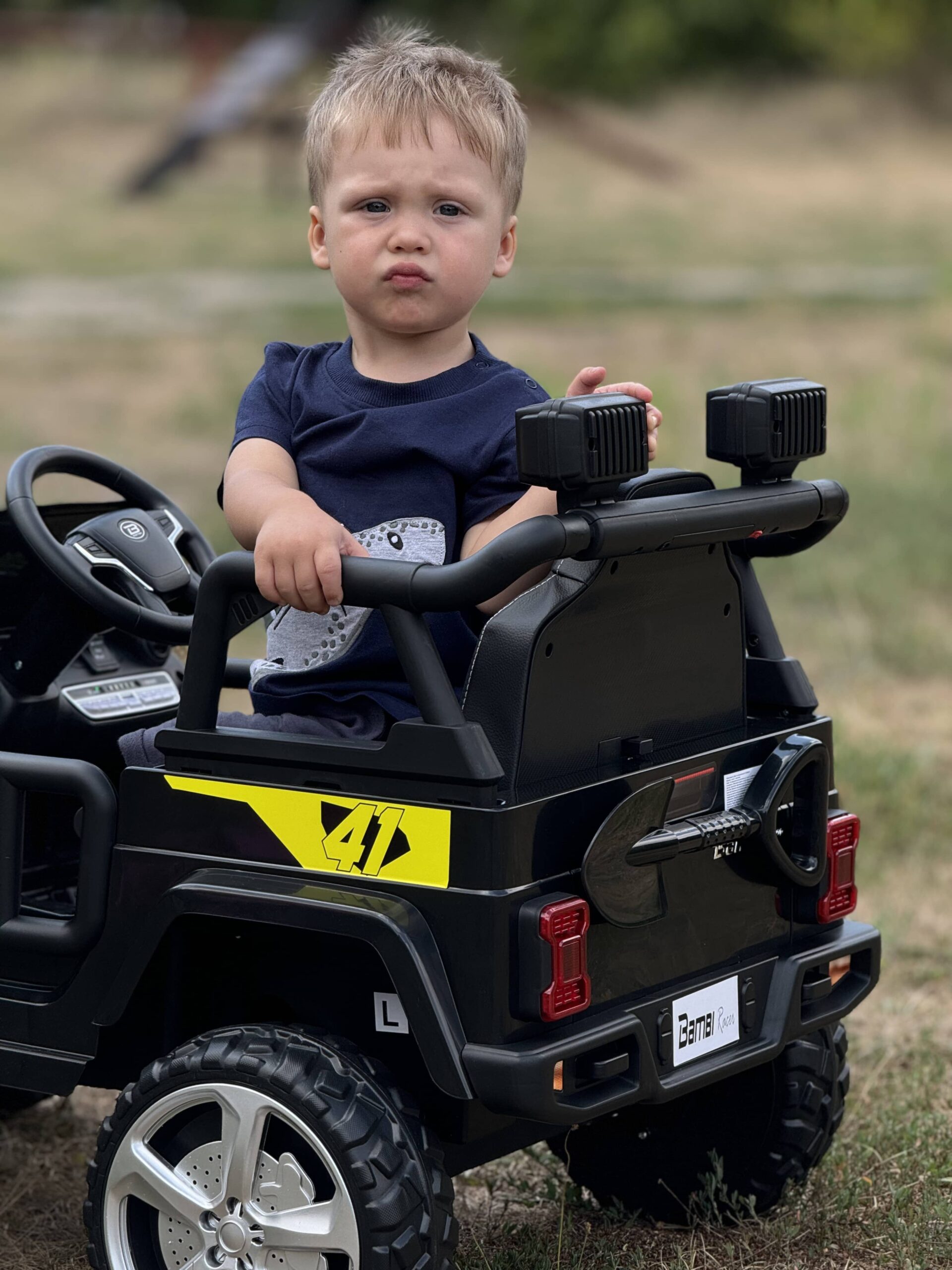 Детский электромобиль Bambi Jeep Gravity 41 (MP3) с прожекторами и лопатой, черный