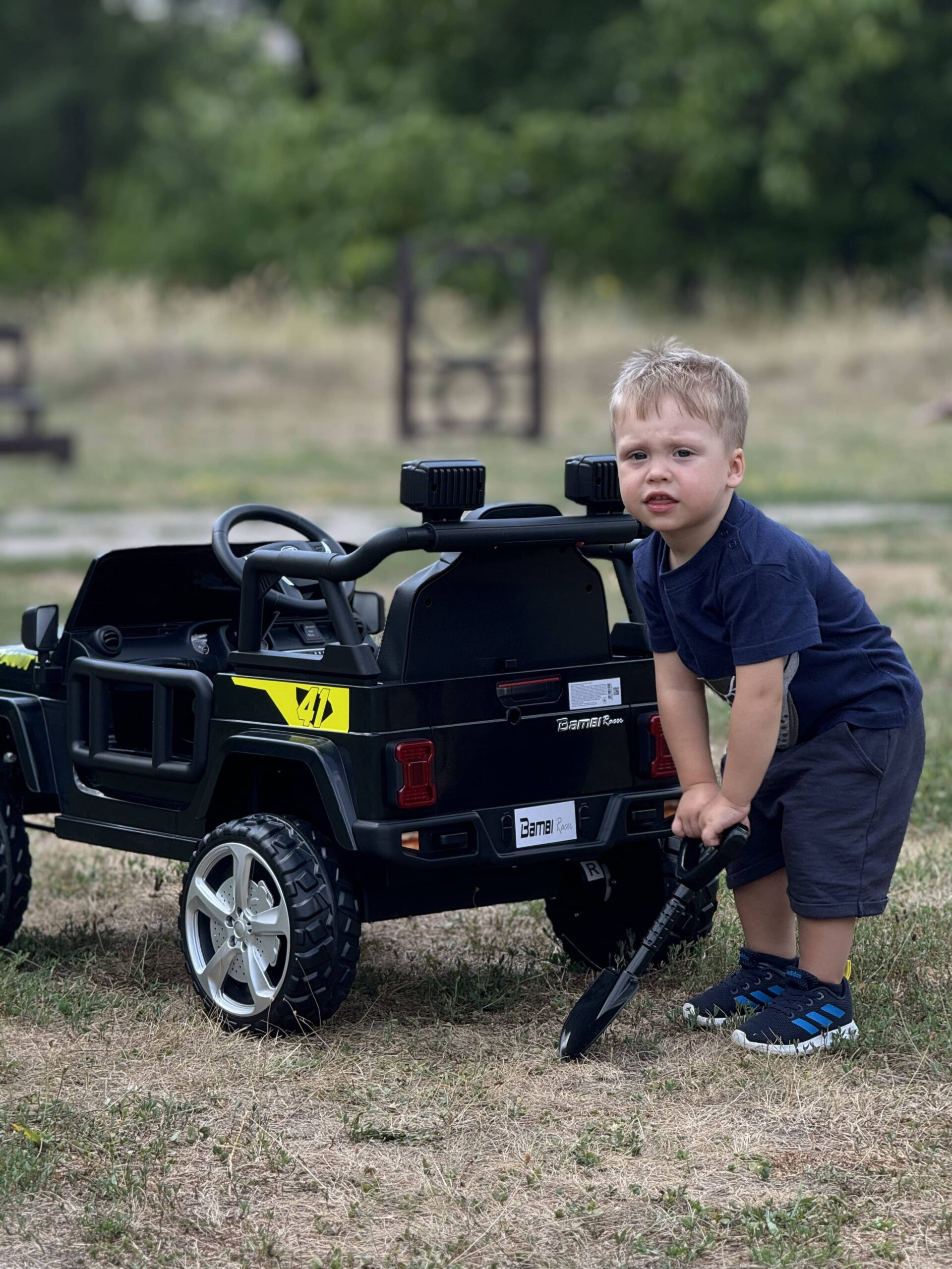 Детский электромобиль Bambi Jeep Gravity 41 (MP3) с прожекторами и лопатой, черный