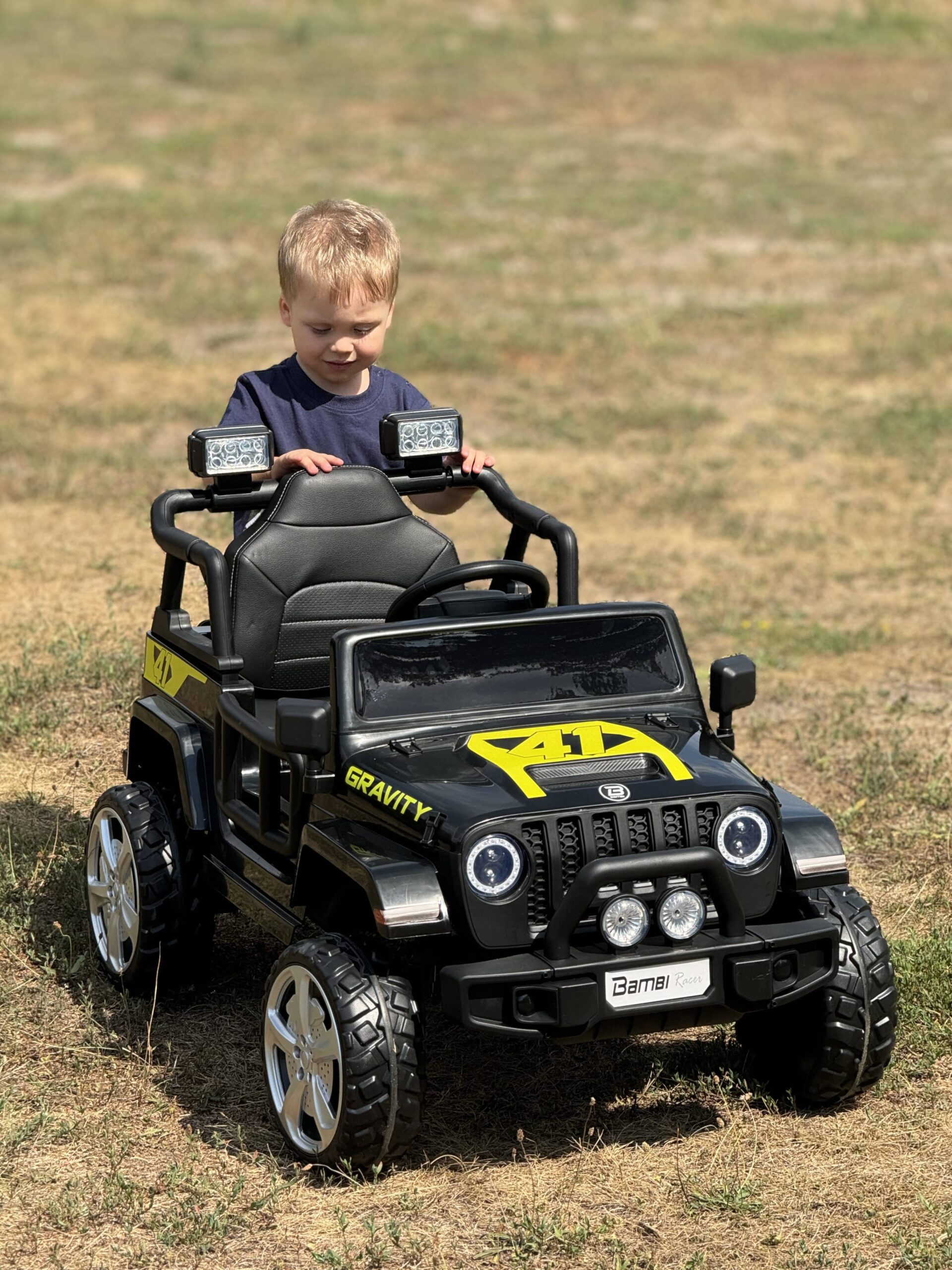 Детский электромобиль Bambi Jeep Gravity 41 (MP3) с прожекторами и лопатой, черный