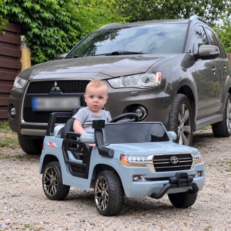 Дитячий електромобіль Toyota Land Cruiser з ручкою+коліщатками для транспортування та рухливим капотом, сірий