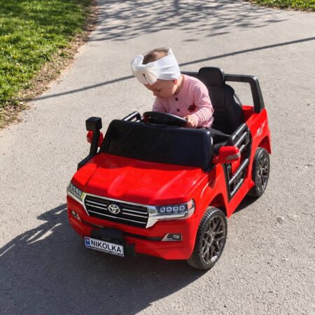 Дитячий електромобіль Toyota Land Cruiser з ручкою+коліщатками для транспортування та рухливим капотом, червоний