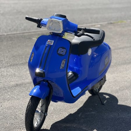 Дитячий швидкісний електромотоцикл Bambi Vespa SXL125 Sport (MP3), до 70 кг, до 20 км, блакитний