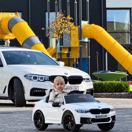 Дитячий електромобіль Bambi BMW M5 CS (MP3) з додатковими коліщадками та ручкою для транспортування, білий