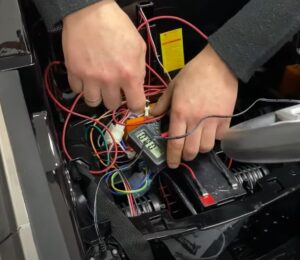 перевірка акумулятора дитячого електромобіля