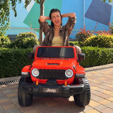Дитячий повнопривідний електромобіль Bambi Jeep Rubicon (MP3) з багажником, ручкою для транспортування та рухливим капотом, помаранчевий