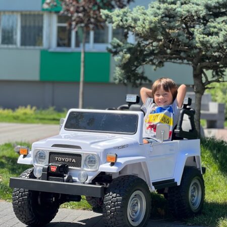 Дитячий двомісний повнопривідний Bambi Toyota Land Cruiser з ручкою для транспортування та багажником, білий